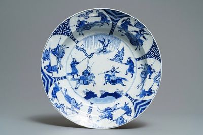 Een Chinese blauwwitte schotel met strijders te paard, Chenghua merk, Kangxi