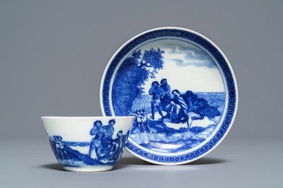 Een Chinese blauwwitte 'soft paste' kop en schotel met een ongewoon decor met slaven, Qianlong