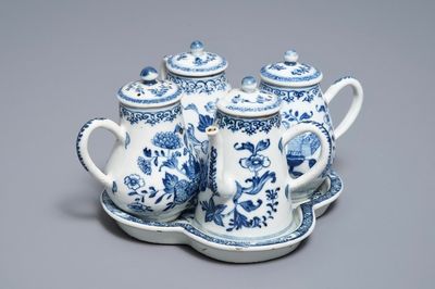 Een Chinese blauwwitte specerijenset op onderschotel, Qianlong