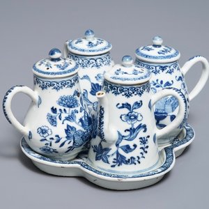 Een Chinese blauwwitte specerijenset op onderschotel, Qianlong — foto 1