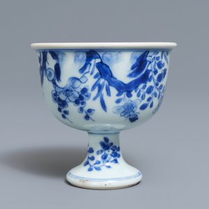Een Chinese blauwwitte stem cup met vogels bij bloesems, Transitie periode — foto 2