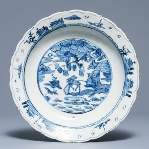 Een Chinese blauwwitte Swatow schotel met herten, Ming — foto 1
