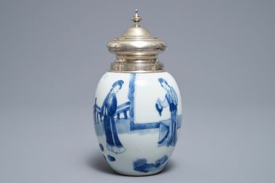 Een Chinese blauwwitte theebus met zilveren montuur en deksel, Kangxi
