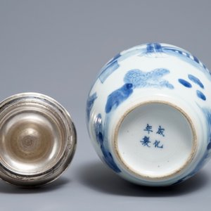 Een Chinese blauwwitte theebus met zilveren montuur en deksel, Kangxi — foto 6