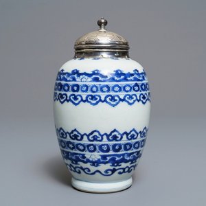 Een Chinese blauwwitte theebus met zilveren montuur, Kangxi — foto 1