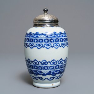 Een Chinese blauwwitte theebus met zilveren montuur, Kangxi — foto 3