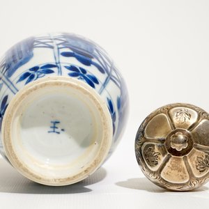 Een Chinese blauwwitte theebus met zilvermontuur, Kangxi — foto 7