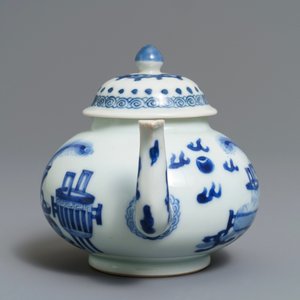 Een Chinese blauwwitte theepot met decor van antiquiteiten, Kangxi — foto 3