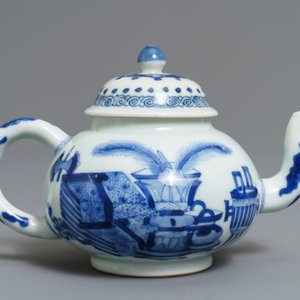 Een Chinese blauwwitte theepot met decor van antiquiteiten, Kangxi — foto 4