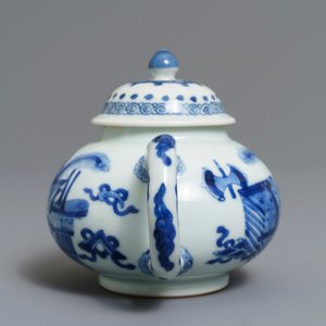 Een Chinese blauwwitte theepot met decor van antiquiteiten, Kangxi — foto 5
