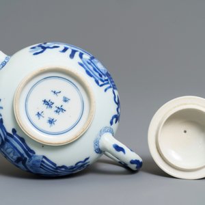 Een Chinese blauwwitte theepot met decor van antiquiteiten, Kangxi — foto 7