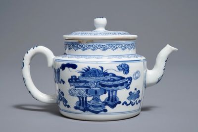 Een Chinese blauwwitte theepot met decor van antiquiteiten, Kangxi
