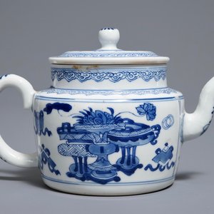 Een Chinese blauwwitte theepot met decor van antiquiteiten, Kangxi — foto 1