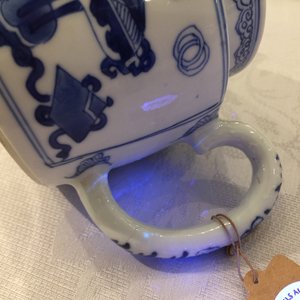 Een Chinese blauwwitte theepot met decor van antiquiteiten, Kangxi — foto 11