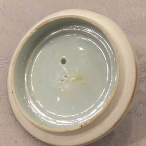 Een Chinese blauwwitte theepot met decor van antiquiteiten, Kangxi — foto 12