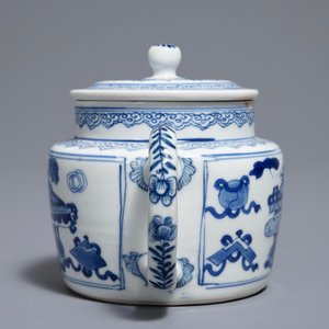Een Chinese blauwwitte theepot met decor van antiquiteiten, Kangxi — foto 4
