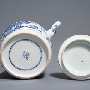 Een Chinese blauwwitte theepot met decor van antiquiteiten, Kangxi — foto 6