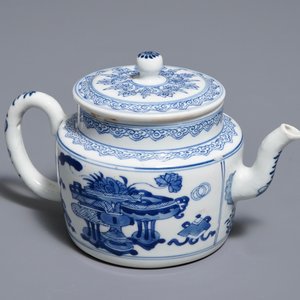 Een Chinese blauwwitte theepot met decor van antiquiteiten, Kangxi — foto 7