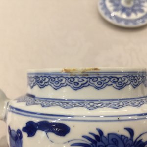 Een Chinese blauwwitte theepot met decor van antiquiteiten, Kangxi — foto 9
