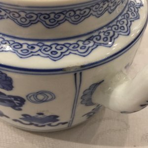 Een Chinese blauwwitte theepot met decor van antiquiteiten, Kangxi — foto 10