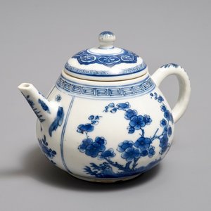 Een Chinese blauwwitte theepot met deksel, Kangxi — foto 1