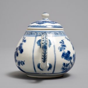 Een Chinese blauwwitte theepot met deksel, Kangxi — foto 5