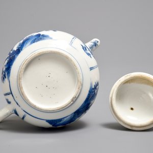 Een Chinese blauwwitte theepot met deksel, Kangxi — foto 7