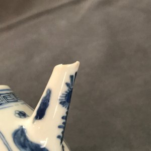 Een Chinese blauwwitte theepot met deksel, Kangxi — foto 9