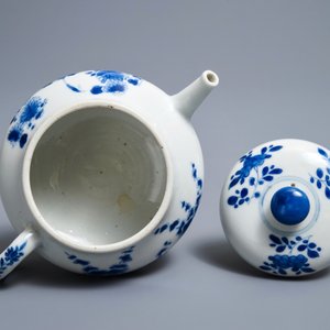 Een Chinese blauwwitte theepot met deksel naar Yixing-voorbeeld, Kangxi — foto 6