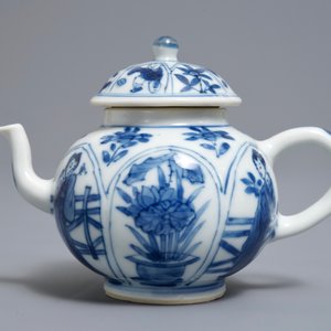Een Chinese blauwwitte theepot met lange Lijzen, Kangxi — foto 2