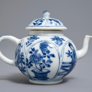 Een Chinese blauwwitte theepot met lange Lijzen, Kangxi — foto 4