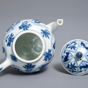 Een Chinese blauwwitte theepot met lange Lijzen, Kangxi — foto 6