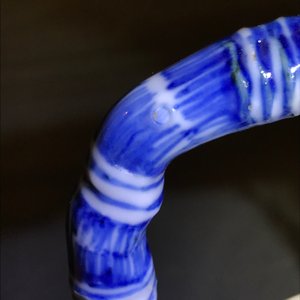 Een Chinese blauwwitte theepot met opstaand hengsel, Kangxi — foto 14