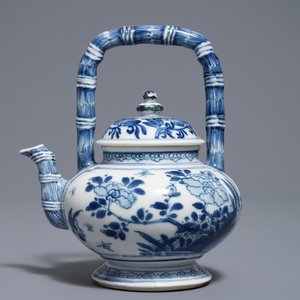 Een Chinese blauwwitte theepot met opstaand hengsel, Kangxi — foto 2