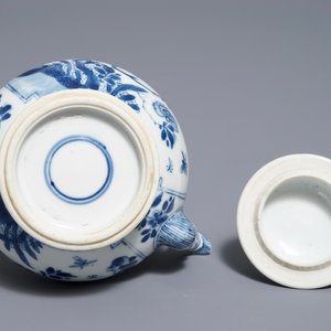 Een Chinese blauwwitte theepot met opstaand hengsel, Kangxi — foto 7
