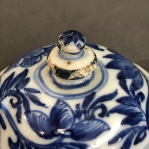 Een Chinese blauwwitte theepot met opstaand hengsel, Kangxi — foto 8