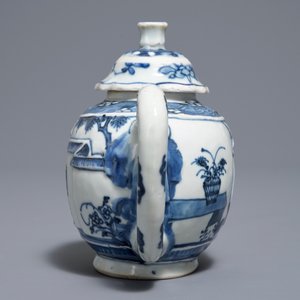 Een Chinese blauwwitte theepot met reliëfdecor, Kangxi — foto 4