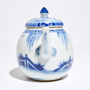 Een Chinese blauwwitte theepot met scène uit "De Romance van de Westelijke Kamer", Yongzheng — foto 2