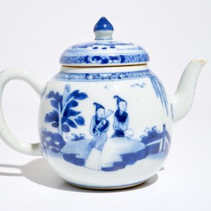 Een Chinese blauwwitte theepot met scène uit "De Romance van de Westelijke Kamer", Yongzheng — foto 3