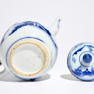 Een Chinese blauwwitte theepot met scène uit "De Romance van de Westelijke Kamer", Yongzheng — foto 6