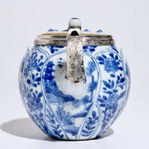 Een Chinese blauwwitte theepot met zilveren montuur, Kangxi — foto 3