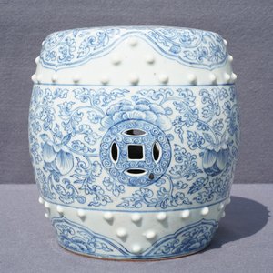 Een Chinese blauwwitte tromvormige armsteun, Qianlong — foto 10