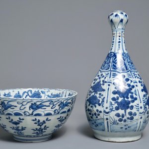 Een Chinese blauwwitte vaas, een gelobde kom en een kraakporseleinen bord, Wanli — foto 2