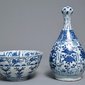Een Chinese blauwwitte vaas, een gelobde kom en een kraakporseleinen bord, Wanli — foto 4