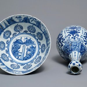Een Chinese blauwwitte vaas, een gelobde kom en een kraakporseleinen bord, Wanli — foto 6