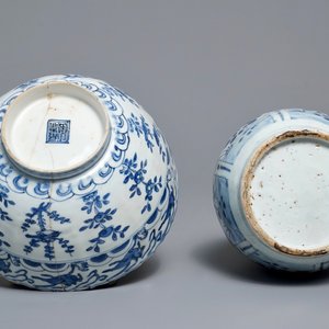 Een Chinese blauwwitte vaas, een gelobde kom en een kraakporseleinen bord, Wanli — foto 7