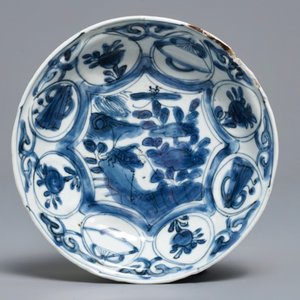 Een Chinese blauwwitte vaas, een gelobde kom en een kraakporseleinen bord, Wanli — foto 9