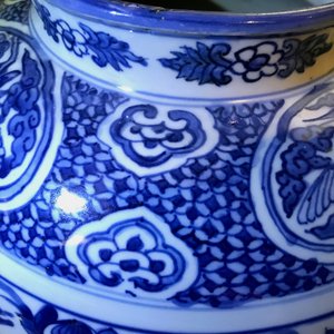 Een Chinese blauwwitte vaas met boeddhistische leeuwen en pioenen, Ming, Wanli — foto 16