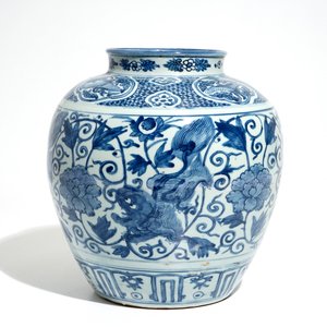 Een Chinese blauwwitte vaas met boeddhistische leeuwen en pioenen, Ming, Wanli — foto 2