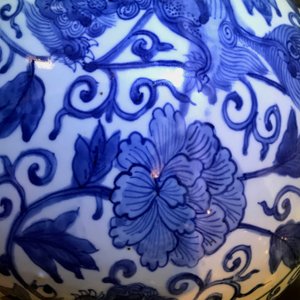Een Chinese blauwwitte vaas met boeddhistische leeuwen en pioenen, Ming, Wanli — foto 27